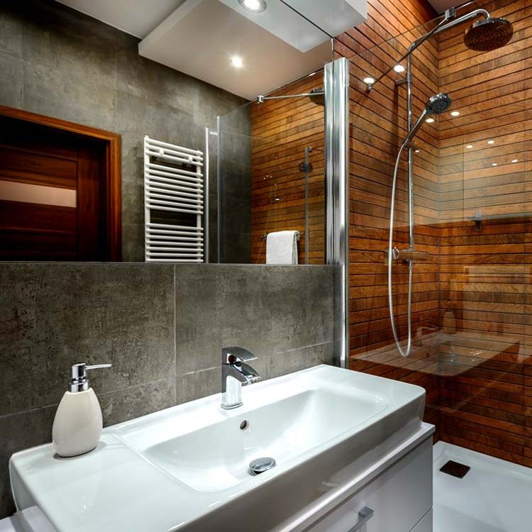 Baño con ducha, mampara y toallero instalados