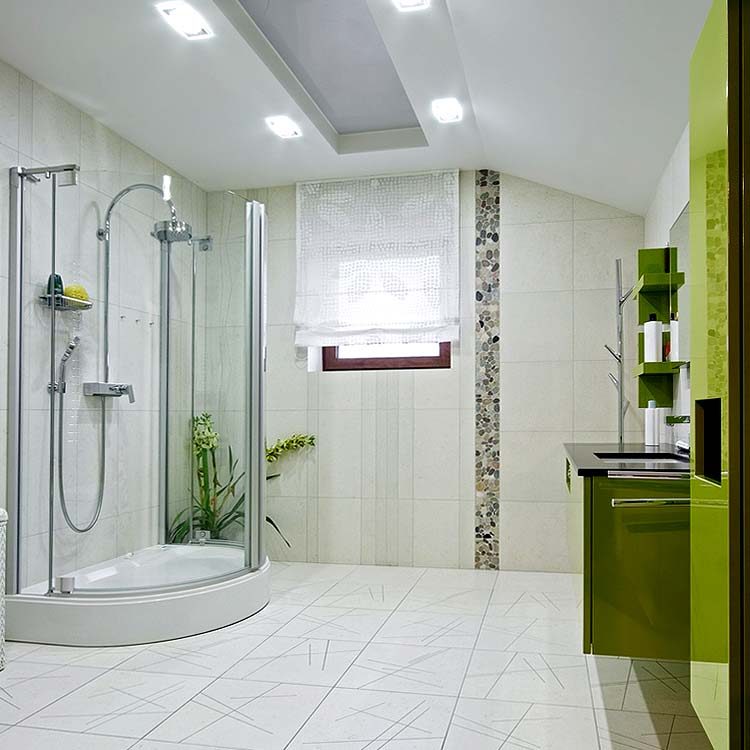 Baño con plato de ducha angular y mampara curva