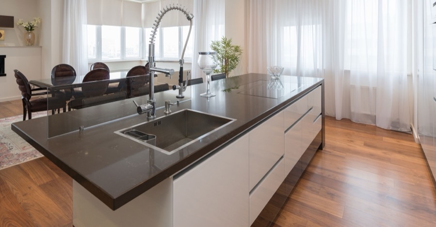 Cocina reformada con encimera porcelánica
